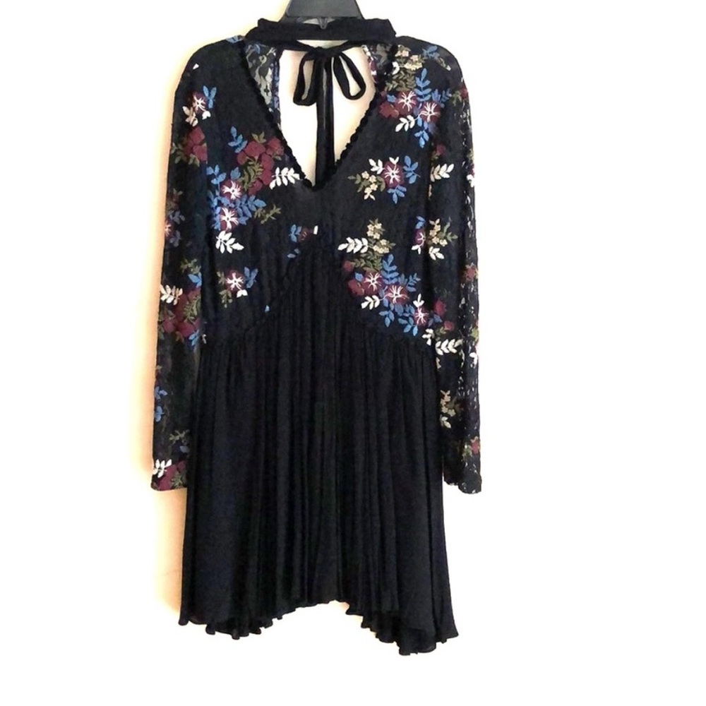 Chelseaโ& Violet Black Floral Embroidered Lace Dressโ NWT Size Small Long Sleeve